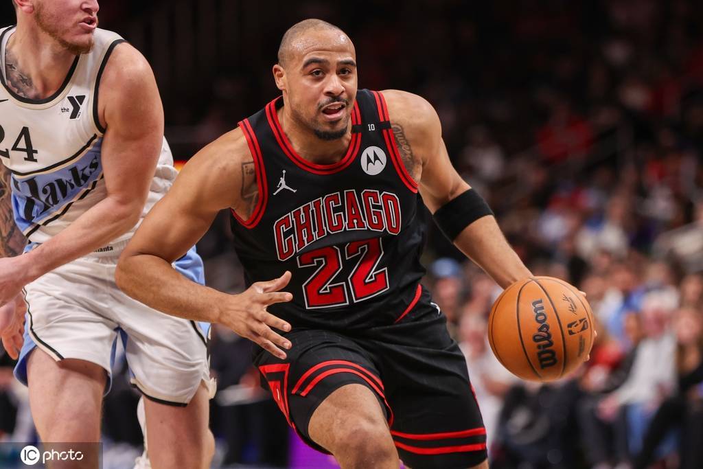 湖人旧将预计加盟费内巴切 年仅24岁告别NBA?